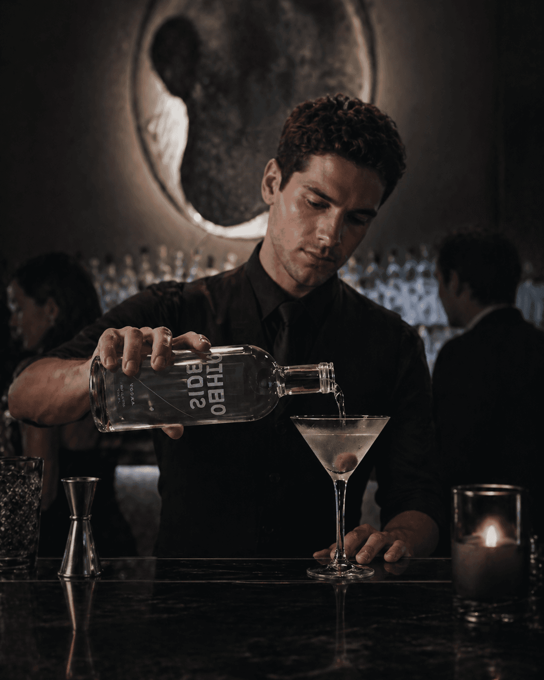 Other Side Vodka — бармен наливает коктейль